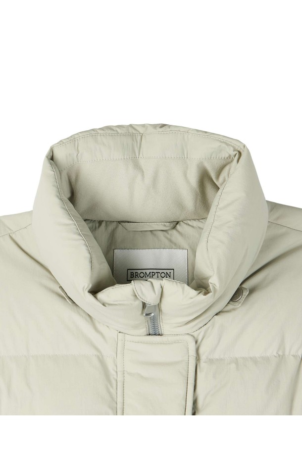 W 브리티시 캠퍼 미디 다운 점퍼 - 민트 (P254WDW453)는 여성용 아우터로, 겨울철 캐주얼 스타일을 연출하기에 좋은 다운 점퍼입니다. 톤온톤 민트 컬러의 무지 디자인에, 부드러운 나일론 소재와 두꺼운 두께감으로 따뜻함을 더했습니다. 미디엄 기장의 레귤러핏으로 편안하게 착용 가능하며, 집업 여밈 방식과 긴 소매, 후드와 포켓 디테일로 실용성을 높였습니다. 안감은 패딩 처리되어 보온성을 더욱 강화한 캠퍼다운 코트입니다.
