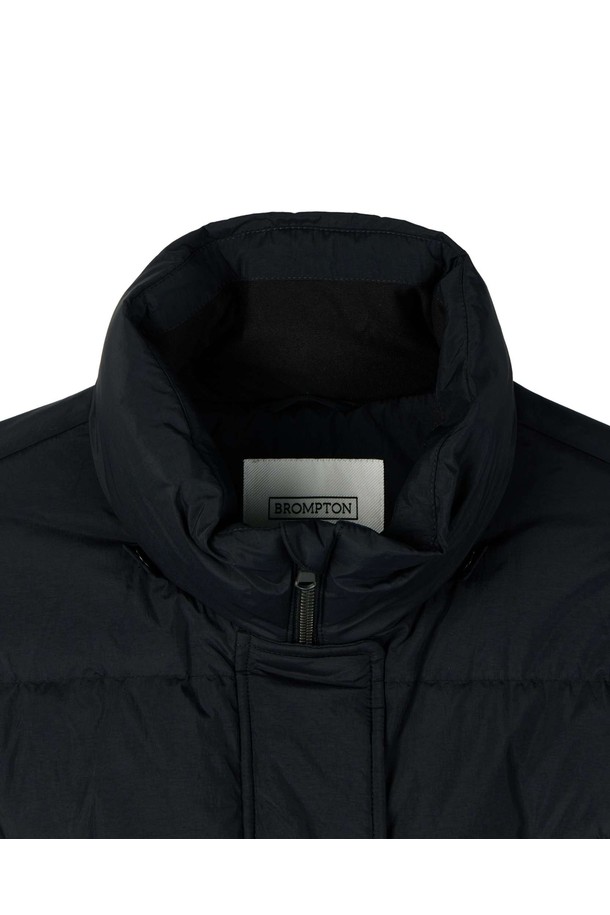 W 브리티쉬 캠퍼 미디 다운 점퍼 - 블랙 (P254WDW453)는 여성용 다운 점퍼입니다. 캐주얼, 베이직 스타일로 일상 및 출근룩에 적합하며, 두꺼운 두께감으로 겨울철 보온과 방풍 기능을 제공합니다. 부드러운 촉감의 나일론 소재와 긴소매, 미디 기장, 레귤러핏 디자인이 특징입니다. 블랙 컬러의 무지 디자인과 집업 여밈 방식으로 미니멀하고 클래식한 분위기를 연출합니다. 퀼팅 및 패딩 디테일이 돋보이는 다운 코트 타입의 아우터입니다.
