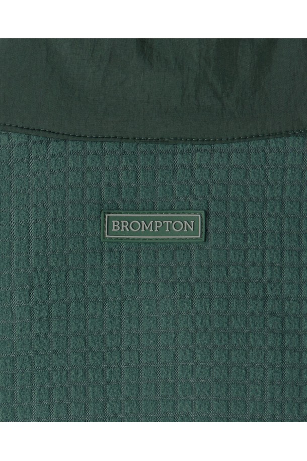 부드러운 플리스 소재의 남성용 '플리스 집업'입니다. 톤 다운된 틸그린 컬러가 돋보이며, 캐주얼 및 스포티 스타일 모두 소화 가능합니다. 두꺼운 두께감으로 가을, 겨울철 보온성을 높여주며, 가슴 포켓 디테일로 실용성을 더했습니다. 레귤러 핏에 긴 소매 기장으로 편안한 착용감을 선사하며, 집업 스타일로 간편하게 입고 벗을 수 있습니다. 일상생활에서 미니멀한 스타일을 연출하기에 좋습니다.
