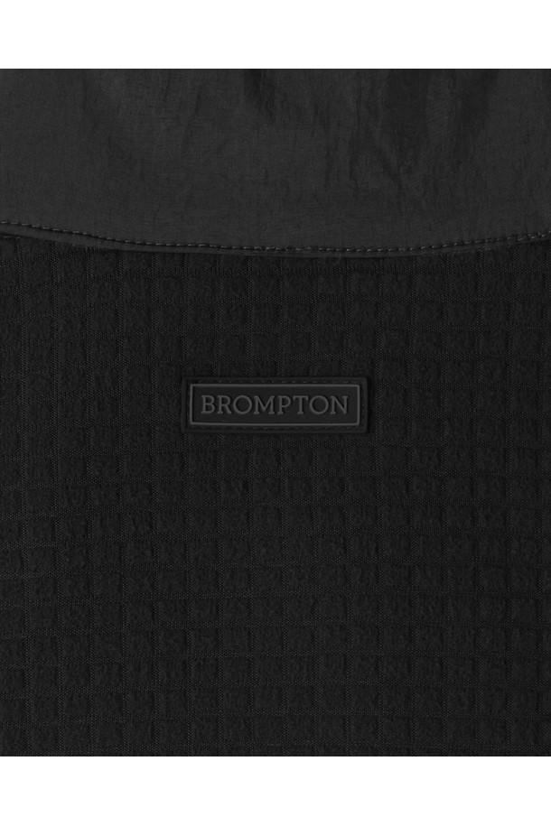 **플리스 집업 - 블랙 (P254MFT136)**

부드러운 플리스 소재로 제작되어 포근한 착용감을 선사하는 플리스 집업입니다. 일상생활에서 편안하게 착용하기 좋은 캐주얼하고 베이직한 스타일의 아우터입니다. 가을, 겨울 시즌에 어울리는 두꺼운 두께감으로 따뜻함을 더하며, 심플한 디자인으로 어떤 룩에도 쉽게 매치할 수 있습니다. 캠핑룩, 산책룩 등 다양한 TPO에 활용할 수 있으며, 레귤러핏으로 편안한 착용감을 제공합니다. 블랙 컬러의 무지 디자인으로 미니멀한 스타일을 연출하기 좋습니다.
