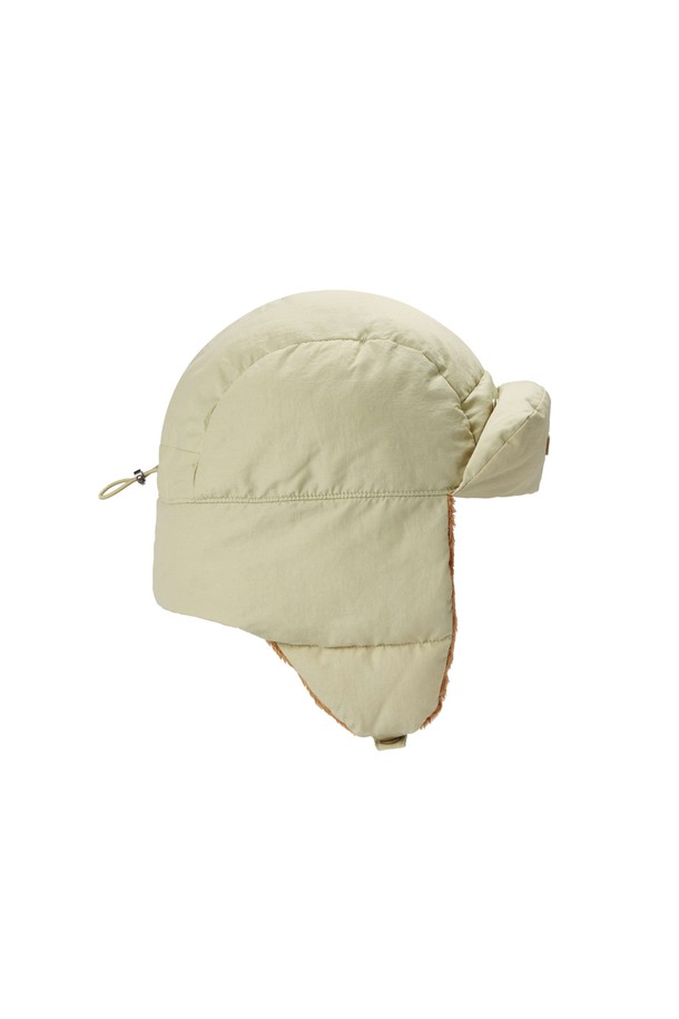 베이지 컬러의 PADDED EARFLAP CAP (패디드 이어플랩 캡)입니다. 부드러운 폴리에스테르 소재로 제작되어 겨울철 보온과 방한 기능을 제공하며, 깊은 모자 깊이와 중간 챙 넓이로 편안한 착용감을 선사합니다. 무지 디자인에 패딩과 귀덮개 디테일이 더해져 캐주얼, 미니멀, 클래식 스타일 모두 소화 가능합니다. 남녀 공용으로 착용할 수 있는 실용적인 겨울 필수템입니다.
