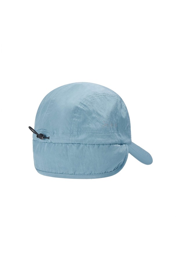 블루 컬러의 이어플랩 캠프캡(EARFLAP CAMP CAP - BLUE (P255AHA110))입니다. 봄, 여름, 가을 계절에 착용하기 좋은 모자로, 가볍고 부드러운 나일론 소재를 사용하여 편안한 착용감을 선사합니다. 깊은 모자 깊이와 중간 챙 넓이로 디자인되었으며, 무지 패턴에 이어플랩 디테일이 더해져 개성 있는 스타일을 연출합니다. 5패널 구조로 제작되었으며, 사이즈 조절이 가능하여 여행룩이나 산책룩 등 다양한 TPO에 캐주얼, 미니멀, 시티보이 스타일을 연출하기 좋습니다.

