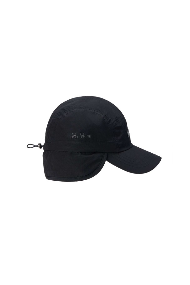 블랙 색상의 이어플랩 캠프캡(EARFLAP CAMP CAP)입니다. 봄, 여름, 가을 계절에 착용하기 좋은 깊은 모자 깊이의 캠프캡으로, 나일론 소재로 제작되어 부드러운 촉감을 선사합니다. 무지 디자인에 이어플랩 디테일이 더해져 캐주얼, 미니멀, 시티보이 스타일을 연출하기 좋습니다. 여행룩이나 산책룩에 포인트 아이템으로 활용하여 스타일리시한 룩을 완성해 보세요.
