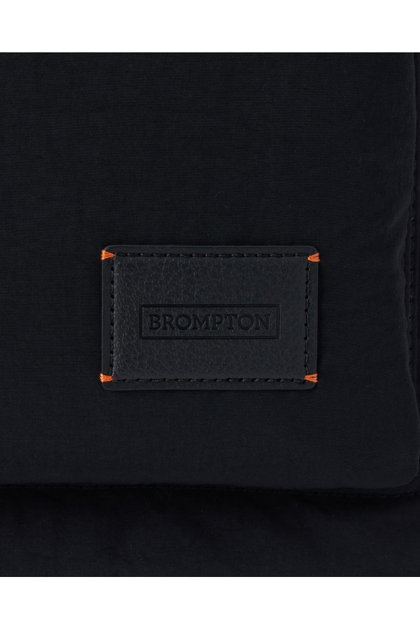 블랙 컬러의 투 포켓 패디드 토트백입니다. 미디엄 사이즈의 나일론 소재로 제작되었으며, 숄더 스트랩과 지퍼형 잠금 방식으로 실용성을 더했습니다. 무지 패턴의 사각 디자인에 패딩 디테일을 더해 미니멀, 시크, 클래식한 스타일을 연출합니다. 넉넉한 수납공간과 투 포켓 디자인으로 넉넉한 수납력을 제공하며, 출근룩에 잘 어울립니다.
