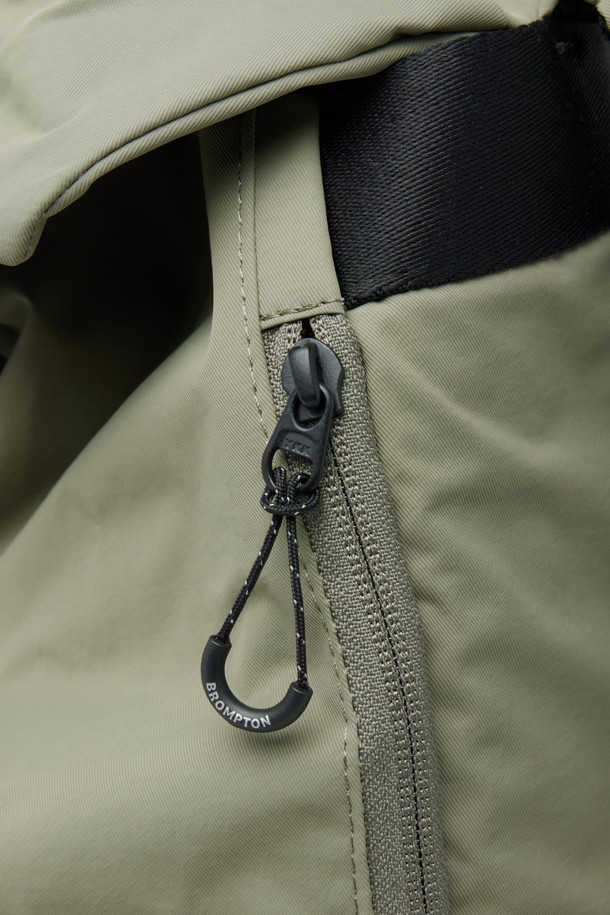 **REFLECTIVE BACKPACK - 카키 (P255ABG101)**

가볍고 실용적인 남녀공용 미디엄 사이즈 백팩입니다. 부드러운 나일론 REGEN 원단을 사용하여 편안한 착용감을 제공하며, 사각 형태에 카키 컬러, 무지 패턴으로 미니멀한 스타일을 연출합니다.  반사 기능과 방수 기능이 있어 일상 및 아웃도어 활동에 적합하며, 탈착 가능한 체스트 벨트와 양 사이드 메쉬 물병 포켓, 내부 노트북 포켓, 전면 투포켓, 앞포켓 내부 브랜드 포켓 등 다양한 수납공간을 갖추고 있습니다. 캐주얼, 미니멀, 고프코어 스타일의 여행룩을 완성해보세요.
