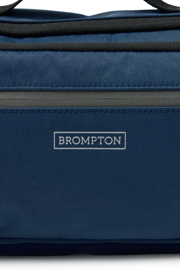 **REFLECTIVE CROSS BAG - D/NAVY (P255ACR103)**

미니멀한 'REFLECTIVE CROSS BAG' (리플렉티브 크로스 백) - D/NAVY는 남성 고객을 위한 가방입니다. 네이비와 블랙 컬러로 출시되었으며, 일상, 출퇴근, 사이클 용도로 적합합니다. 사각 형태에 지퍼형 잠금방식이며, 리플렉티브 지퍼, 프린트 라벨, 버클 스트랩 디테일이 돋보입니다. 재귀반사 기능과 내마모성이 뛰어나며, 경량의 리사이클 나일론과 폴리에스터 소재를 사용하여 봄, 여름, 가을, 겨울 사계절 모두 착용 가능합니다. 군더더기 없는 실루엣과 절제된 디테일이 '시티보이' 스타일과 '출근룩'에 완벽하게 어울립니다.
