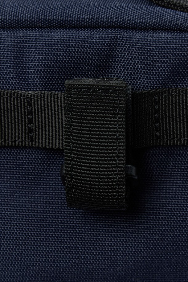 바이시클 미니백 - D/네이비 (P255ABB150)는 남성을 위한 미니 사이즈 가방입니다. 네이비 컬러의 폴리에스터와 나일론 소재로 제작되었으며, 로고 패턴과 반사 프린트 디자인이 특징입니다. 방수 기능과 패커블 디자인으로 실용성을 더했으며, 사이즈 조절이 가능합니다. 메쉬 소재 보강, 후면 지퍼, 가슴 벨트, 내부 수납 포켓, 프론트 브롬톤 로고가 돋보이며, 지퍼형 잠금 방식으로 내용물을 안전하게 보호합니다. 바이크 및 일상 용도로 사용하기 좋으며, 리플렉티브 프린트 적용으로 야간 시인성을 높였습니다.
