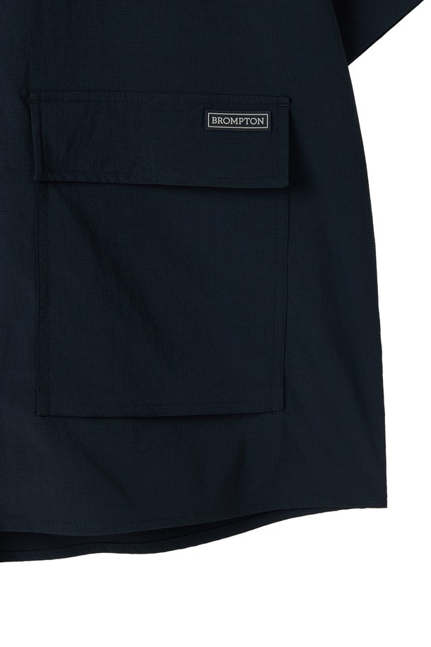 AIRO(에어로) 시어서커 하프 슬리브 섕킷 - 네이비 (P252MJK188)는 캐주얼, 스포티, 미니멀 스타일을 모두 아우르는 남녀 공용 여름 숏 재킷입니다. 얇고 부드러운 시어서커 소재로 제작되어 통기성이 뛰어나며, 레저, 일상, 사이클 활동 시에도 쾌적하게 착용할 수 있습니다. 반소매 기장과 버튼 여밈, 레귤러 핏으로 편안한 착용감을 제공하며, 백넥 패커블 스트랩과 백요크 라인 반사 소재, 외부 포켓 디테일이 특징입니다. 여행룩 연출에도 적합하며, 신축성과 패커블 기능을 갖춰 활동성을 높였습니다.
