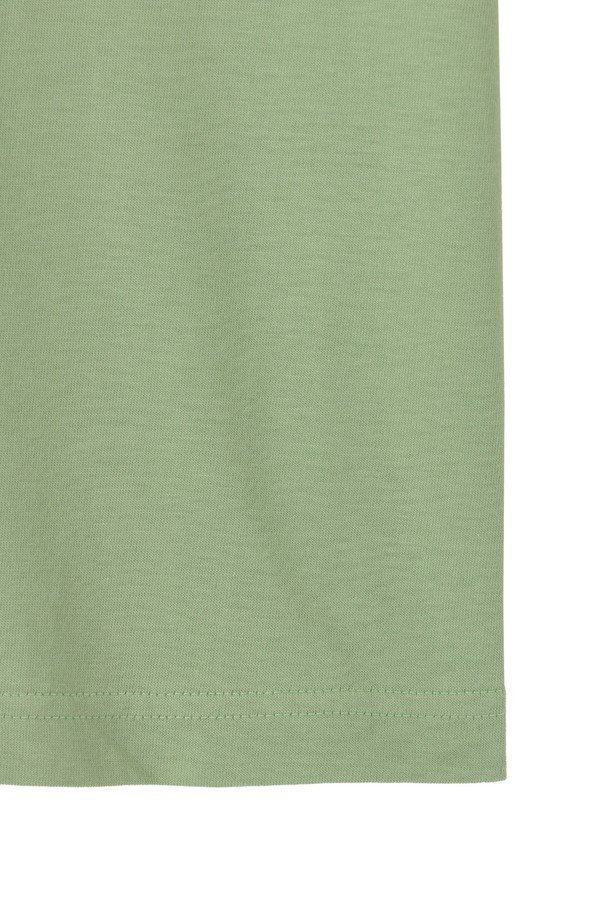 브롬톤 바이시클 그래픽 티셔츠 - A/민트 (P252UTS439)는 산뜻한 민트 베이지 컬러의 공용 티셔츠입니다. 여름철 일상룩에 적합하며, 헤리티지 스타일의 그래픽 프린트가 특징입니다. 앞면 포켓 디테일과 뒷면 브롬톤 매뉴얼 프린트가 돋보이며, 릴렉스 핏과 부드러운 면 소재로 편안한 착용감을 선사합니다. 데님, 치노 팬츠, 쇼츠 등과 매치하여 개성 있는 스타일을 연출하거나 단품 또는 레이어드하여 다채롭게 활용할 수 있습니다. 특히, 동네 마실룩, 여행룩, 휴가룩에 캐주얼, 클래식, 미니멀한 무드를 더해줍니다.
