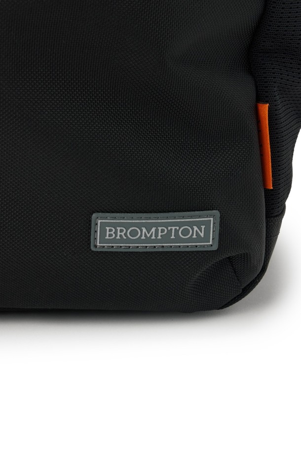 브롬톤 트래블 백 (BROMPTON TRAVEL BAG) - 블랙 (P255ABB151)은 일상과 레저, 자전거 활동에 모두 적합한 가방입니다. 블랙과 그레이 컬러, 미디엄 사이즈로 출시되었으며, 나일론과 폴리에스테르 소재를 사용하여 내구성이 뛰어납니다. 사각 모양에 브롬톤 로고 버클과 오렌지 라벨 포인트가 돋보이며, 벨크로형 잠금 방식으로 편리하게 사용할 수 있습니다. 15.7L의 넉넉한 볼륨으로 헬멧 수납이 가능하며, 크로스백과 토트백으로 활용 가능한 실용적인 디자인입니다.
