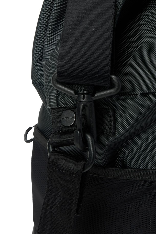 브롬톤 트래블 백 - C/그레이는 미디엄 사이즈, 무지 패턴의 남성용 가방입니다. 나일론과 폴리에스테르 소재로 제작되었으며, 사각형 모양에 브롬톤 로고 버클과 오렌지 라벨 디테일로 포인트를 주었습니다. 분리형 스트랩과 벨크로 잠금 방식, 헬멧 수납 기능이 있어 일상, 아웃도어, 통근 등 다양한 용도로 활용 가능합니다. 15.7L 용량으로 넉넉한 수납 공간을 제공하며, 미니멀, 캐주얼, 시티보이 스타일의 출근룩에 잘 어울립니다.
