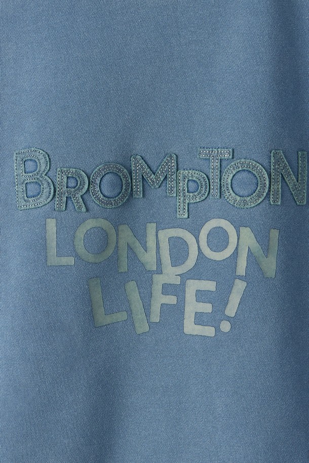 피그먼트 프린트 스웨트셔츠 - 블루는 캐주얼, 미니멀, 스트리트 스타일을 즐기는 분들을 위한 오버핏 스웨트셔츠입니다. 봄, 여름, 가을, 겨울 사계절 내내 활용 가능한 아이템으로, 일상생활에서 편안하게 착용할 수 있습니다. 래글런 숄더라인과 헤비 저지 원단으로 제작되어 편안한 착용감을 선사하며, 라운드넥 디자인으로 어떤 스타일에도 잘 어울립니다. 두꺼운 두께감과 피그먼트 프린트 디자인, 소매 포인트 라벨이 특징이며, 집콕룩, 겨울 데일리룩, 산책룩 등 다양한 TPO에 맞춰 스타일링할 수 있습니다.
