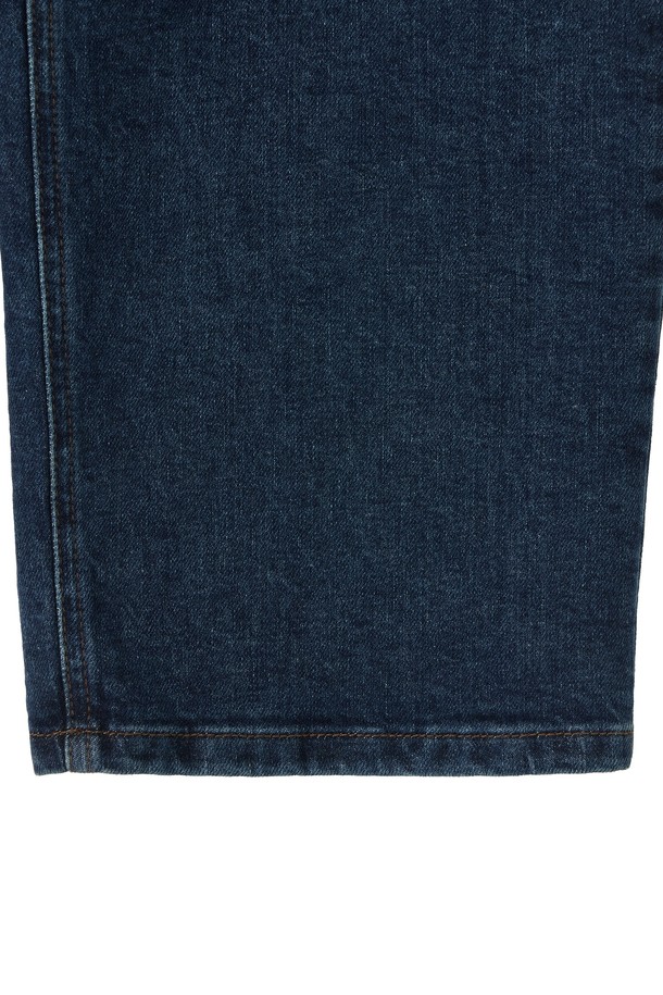 **칸디아니 데님 트라우저 - D/블루 (P253MDP462)**

칸디아니 데님 원단을 사용하여 제작된 데님 팬츠입니다. 가먼트 워싱 처리를 통해 자연스러운 색감과 부드러운 촉감을 선사합니다. 레귤러핏으로 편안한 착용감을 제공하며, 다양한 스타일링에 활용하기 좋습니다. 후면 안감과 포켓에 오렌지 컬러 1975 자수 디테일로 포인트를 더했습니다. 출근룩부터 데이트룩까지, 캐주얼하고 클래식한 스타일을 연출해보세요.
