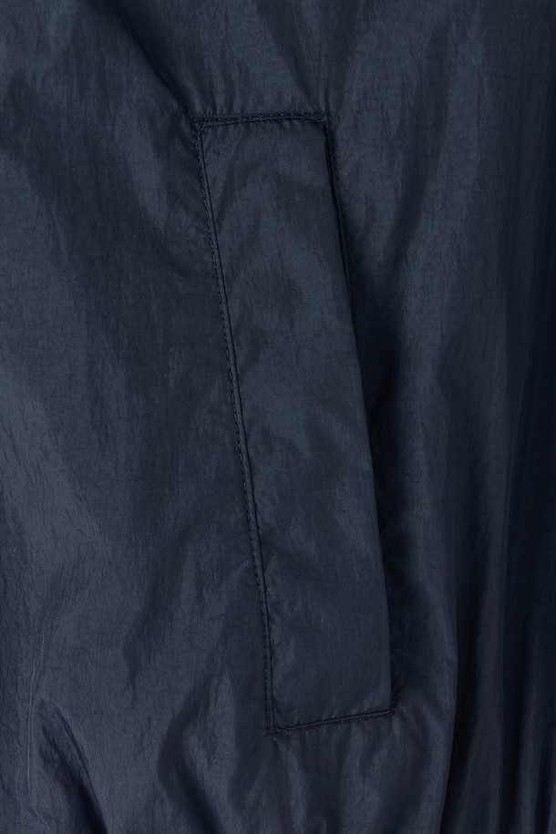 W 스타디움 점퍼 - D/네이비 (P253WJP101)는 여성용 점퍼로, 캐주얼, 스포티한 스타일을 연출하며 캠핑, 라이딩, 일상에서 활용하기 좋습니다. 네이비와 베이지 두 가지 색상으로 출시되었으며, 봄, 가을 시즌에 적합한 얇은 두께감의 나일론, 폴리에스테르 혼방 소재로 제작되었습니다. 방수 및 방풍 기능을 갖춰 변덕스러운 날씨에도 쾌적하게 착용할 수 있으며, 레귤러핏에 미디엄 기장으로 제작되어 편안한 착용감을 선사합니다. 립 디테일 칼라와 소매, 러버 패치 디테일, 봄버 자켓 스타일이 특징이며, 집업 방식으로 간편하게 여밀 수 있습니다.
