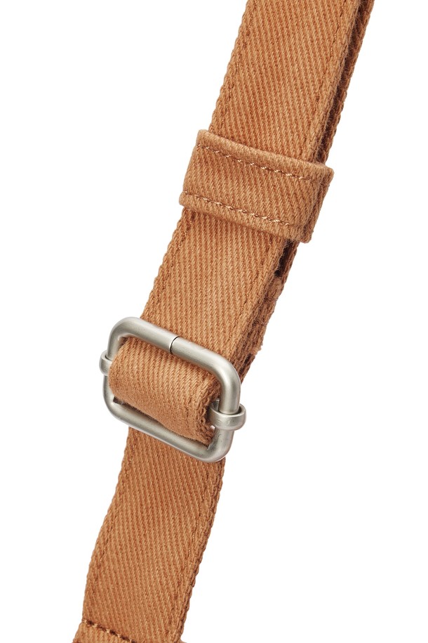 스몰 토트 백 - 베이지(P255ATO412)는 바이오 워싱 코튼 트윌 원단으로 제작되어 자연스러운 워싱 텍스처가 돋보이는 토트백입니다. 남성용으로, 베이지와 네이비 두 가지 컬러로 출시되었습니다. 가방 전면 자수 로고와 양쪽 바닥의 로고 메탈 스터드가 디자인 포인트이며, 2-way 사용이 가능해 크로스백 또는 토트백으로 활용할 수 있습니다. 스몰 사이즈의 사각형 디자인으로, 실용적인 수납공간과 넓은 개구부를 갖춰 데이트룩, 쇼핑룩, 동네 마실룩 등 다양한 TPO에 잘 어울립니다. 캐주얼, 미니멀, 클래식 스타일을 즐기는 분들께 추천합니다.
