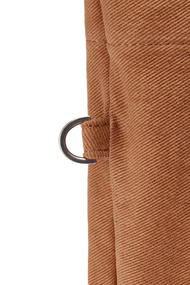 1975 로고 에코백 - ORANGE (P255ATO410)는 베이지와 오렌지 두 가지 색상으로 출시되었으며, 면과 폴리에스터 혼방 소재로 제작되어 부드러운 터치감과 뛰어난 내구성을 자랑합니다. 미디엄 사이즈의 사각 에코백으로, 로고 패턴과 D링 디자인이 돋보이며, 내부 텀블러 전용 포켓이 있어 수납 기능을 더했습니다. 일상생활에서 베이직하면서도 캐주얼한 스타일을 연출하기에 적합한, 바이오 워싱 처리된 남성용 에코백입니다.
