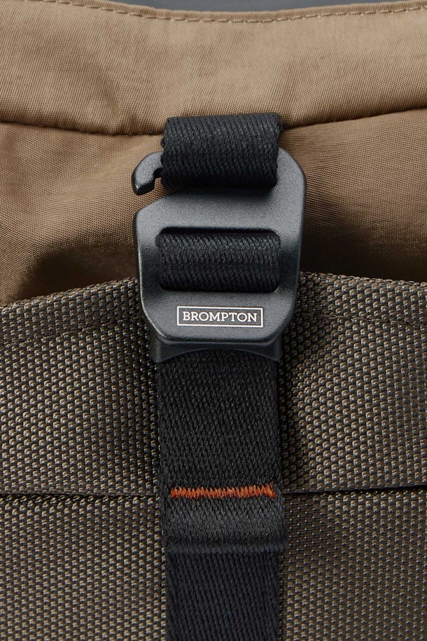 세련된 남성미를 더하는 6-쉐이프 링 디테일 크로스백 - 브라운 (P255ACR110)입니다. 미디엄 사이즈의 사각형 디자인으로, 나일론 소재를 사용하여 제작되었습니다. 숄더 스트랩과 지퍼형 잠금 방식으로 실용성을 높였으며, 6-쉐이프 링 디테일이 세련된 포인트를 더합니다. 미니멀, 시크, 클래식 스타일을 즐기는 남성분들께 출근룩, 비즈니스 캐주얼, 모임룩 등 다양한 TPO에 활용하기 좋습니다.
