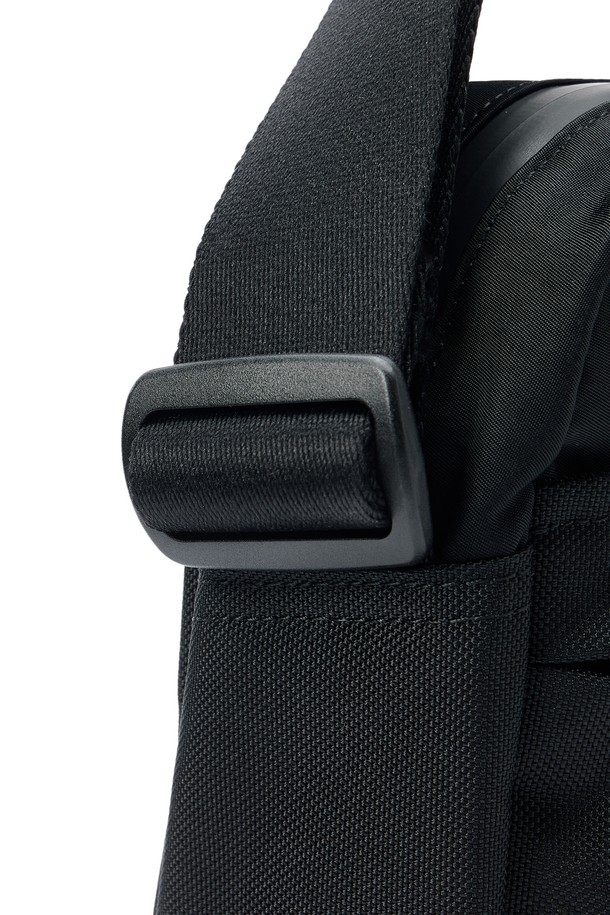 6-셰이프드 링 디테일 크로스 백 - 블랙 (P255ACR110)은 미니멀, 캐주얼, 시티보이 스타일을 위한 남성용 크로스백입니다. 나일론과 폴리에스테르 소재로 제작되어 튼튼하며, 여행룩과 출근룩에 모두 잘 어울립니다. 블랙 및 브라운 두 가지 색상으로 출시되었으며, 사각형 모양에 링 디테일이 포인트입니다. 컴팩트한 디자인으로 다수의 수납공간과 앞면 지퍼 포켓을 갖춰 실용성을 더했으며, 레이저 각인 로고와 오렌지색 바택으로 디자인의 완성도를 높였습니다. 6-셰이프드 링 디테일 크로스 백은 재귀 반사 기능을 통해 야간에도 안전하게 사용할 수 있으며, 지퍼형 잠금 방식으로 소지품을 안전하게 보호합니다.
