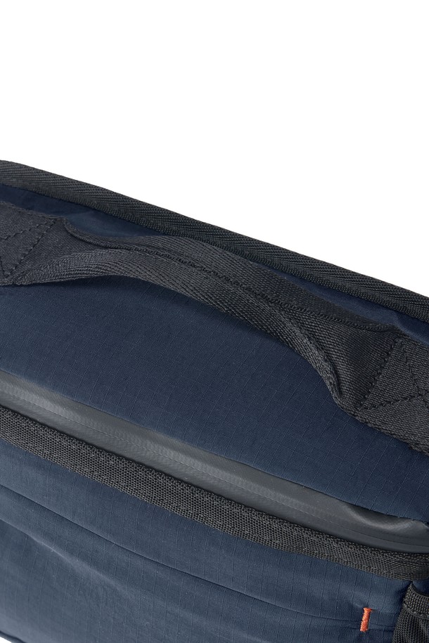 BIKE 웨이스트 백 - D/네이비 (P255ABB163)는 사이클, 바이크, 일상생활에서 활용하기 좋은 웨이스트 백입니다. 남성용으로, 네이비 컬러에 무지(무늬 없음) 디자인으로 제작되었습니다. 나일론과 폴리에스테르를 사용하여 내구성이 뛰어나며, 미디엄 사이즈의 사각 형태로 제작되었습니다. 방수, 재귀반사, 통기, 경량 기능을 갖춰 활동성을 높여주며, 에어 메쉬 등판과 사이드 메쉬 포켓, 흔들림 방지 스트랩, 물병 수납이 가능한 것이 특징입니다. 스포티, 미니멀, 캐주얼 스타일을 연출하며, 러닝룩과 여행룩에 매치하기 좋습니다.
