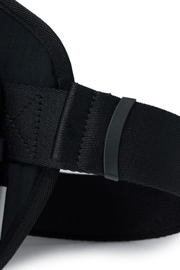 ## BIKE 웨이스트 백 - 블랙 (P255ABB163)

자전거, 일상, 아웃도어 활동에 적합한 남성용 웨이스트 백입니다. 블랙과 네이비 두 가지 색상으로 출시되었으며, 넉넉한 수납공간의 미디엄 사이즈입니다. 방수, 통기, 재귀반사 기능을 갖춘 나일론, 폴리에스테르 혼방 소재를 사용하여 제작되었습니다. 사각 형태에 메쉬 사이드 포켓, 에어메쉬 등판, 오렌지 바택 디테일, 물병 수납이 가능한 디자인으로 실용성을 더했습니다. 지퍼형 잠금 방식으로 소지품을 안전하게 보관할 수 있으며, 미니멀, 스포티한 스타일을 연출하기 좋습니다.
