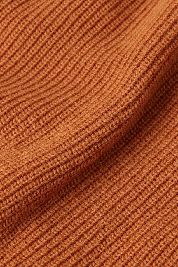 HOOD(후드) HYBRID(하이브리드) CARDIGAN(가디건) - ORANGE(오렌지) (P254UCD432)는 남성용 후드 하이브리드 가디건입니다. 오렌지 및 네이비 컬러로 출시되었으며, 나일론, 아크릴, 울, 폴리에스테르를 혼방하여 제작되었습니다. 울 소재의 탈부착 가능한 후드와 캐시미어 블렌딩으로 부드러운 촉감을 선사하며, 가을, 겨울철 일상 및 산책룩에 적합합니다. 레귤러핏의 긴소매 디자인으로, 무지 패턴과 중간 두께감으로 캐주얼하면서도 베이직한 스타일을 연출합니다. 보온 기능과 필링을 최소화하여 편안하게 착용할 수 있습니다.
