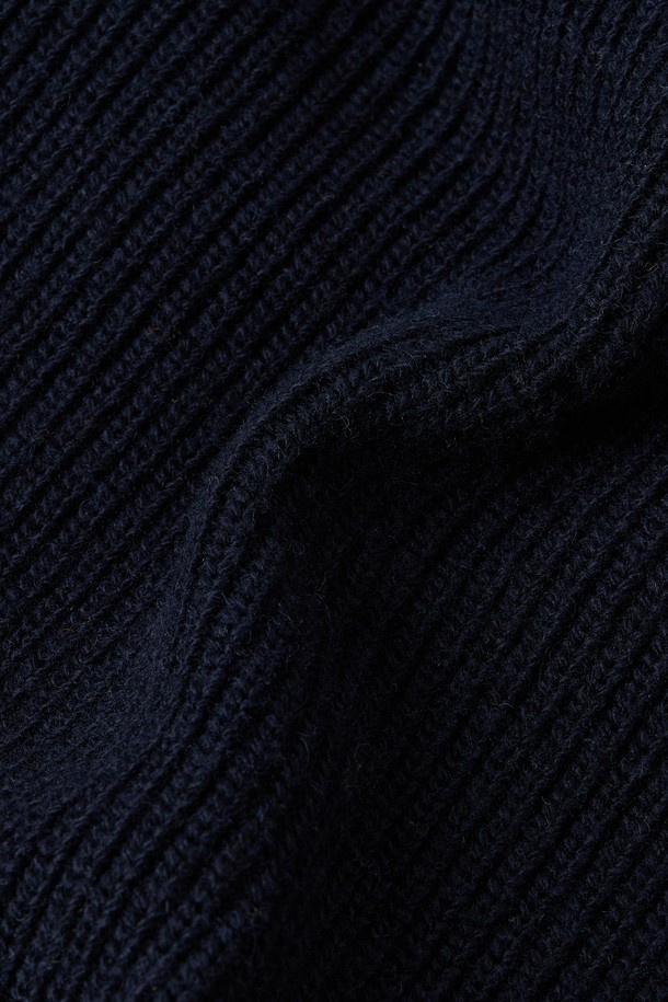 HOOD 하이브리드 가디건 - 네이비 (P254UCD432)는 남성용 후드 하이브리드 가디건으로, 캐주얼 및 베이직 스타일을 추구하는 분들을 위한 제품입니다. 네이비와 오렌지 컬러로 출시되었으며, 봄, 가을, 겨울 세 계절 모두 착용 가능합니다. 나일론, 아크릴, 울, 폴리에스터 등 다양한 소재를 혼방하여 제작되었으며, 특히 울 소재 탈부착 후드로 다양한 스타일 연출이 가능합니다. 레귤러핏에 두꺼운 두께감, 부드러운 촉감으로 편안한 착용감을 제공하며, 캐시미어 블렌딩으로 고급스러운 느낌을 더했습니다. 일상, 산책, 여행 등 다양한 TPO에 활용할 수 있는 실용적인 아이템입니다.
