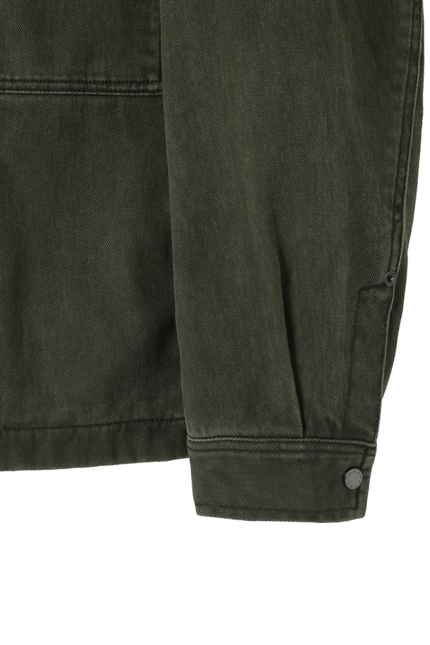 카키 색상의 DENIM ZIP-UP 재킷 (데님 집업 재킷)입니다. 남성용으로, 미니멀, 스트릿 스타일을 모두 소화할 수 있습니다. 봄, 여름, 가을, 겨울 사계절 내내 착용 가능하며, 데이트룩, 모임룩에 적합합니다. 세미 오버핏으로 편안하게 착용할 수 있으며, 2-WAY 지퍼와 가슴 지퍼 포켓 디테일이 특징입니다. 색 빠짐 방지 데님 원단과 등판 1975 자수, 매칭 데님 팬츠와 세트로 코디할 수 있습니다.
