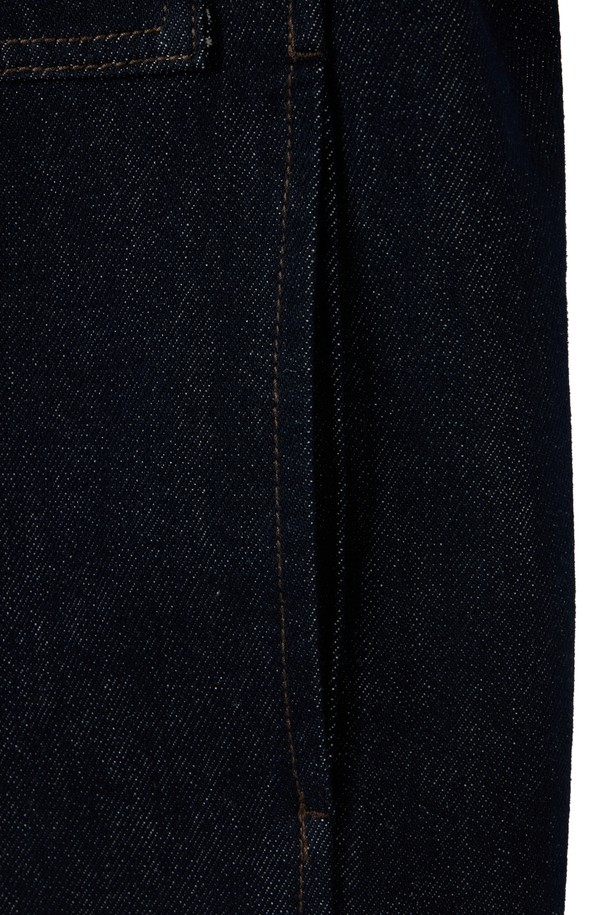 **데님 집업 재킷 - 인디고 (P253MJK461)**

남성용 데님 재킷입니다. 인디고와 카키 두 가지 색상으로 출시되었으며, 봄, 가을, 겨울 계절에 착용하기 좋습니다. 미니멀하고 캐주얼한 스타일을 연출할 수 있으며, 두꺼운 면 소재로 제작되어 뻣뻣한 촉감을 줍니다. 세미오버핏으로 편안하게 착용 가능하며, 긴 소매와 집업 여밈 방식을 갖추었습니다. 2-WAY 지퍼, 가슴 지퍼 포켓, 등판 1975 자수 장식이 특징이며, 매칭 데님 팬츠와 세트 연출도 가능합니다. 데이트룩 또는 겨울 데일리룩으로 활용하기 좋습니다.
