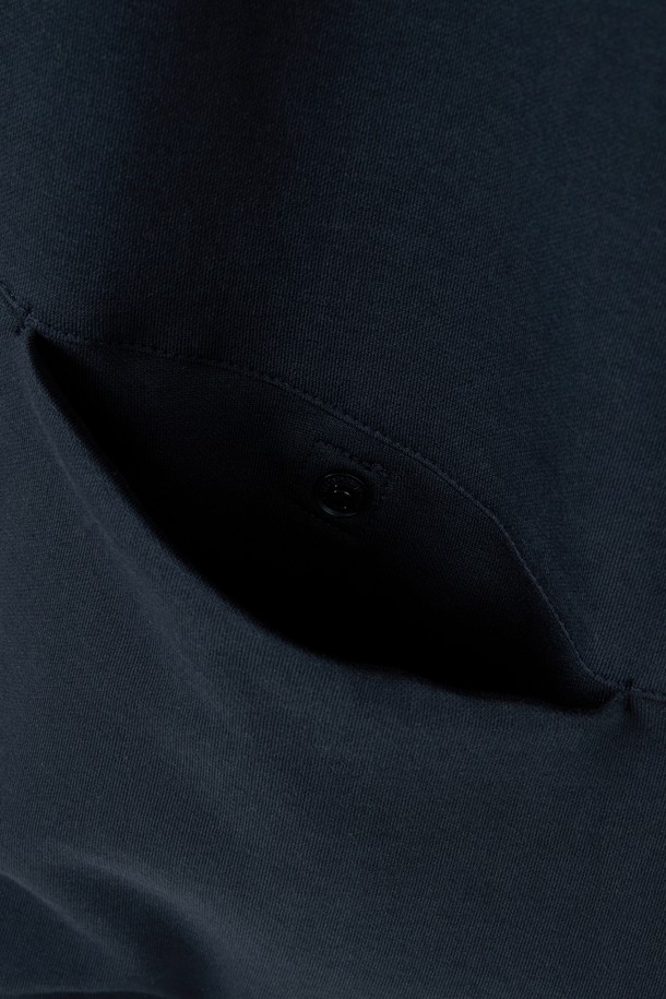 리플렉티브 자수 로고가 돋보이는 REFLECTIVE JERSEY HOOD - D/네이비 (P253UHD162) 후드티셔츠입니다. 네이비 및 베이지 컬러로 출시되어, 공용으로 착용 가능하며, 일상, 사이클, 아웃도어 활동에 적합합니다. 봄, 가을 시즌에 어울리는 중간 두께감과 부드러운 촉감의 면, 폴리에스테르, 나일론 혼방 소재로 제작되었습니다. 자전거 핸들바 형태의 앞주머니와 어깨에서 허리까지 드롭 실루엣, 액센트 컬러 포인트 후드가 특징이며, 재귀반사 기능을 더해 스포티하고 캐주얼한 스타일을 연출합니다. 동네 마실룩, 산책룩, 캠핑룩 등 다양한 TPO에 활용하기 좋습니다.
