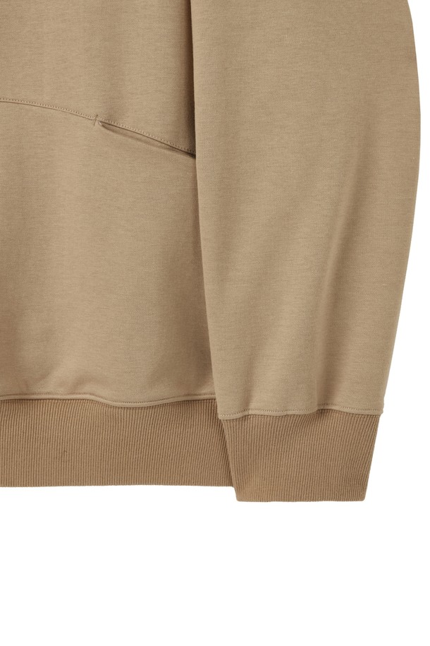 REFLECTIVE JERSEY HOOD - BEIGE (P253UHD162)는 스포티, 캐주얼, 고프코어 스타일을 아우르는 공용 후드 티셔츠입니다. 봄, 가을에 어울리는 중간 두께감의 오버핏으로, 일상 및 아웃도어 활동에 적합합니다. 베이지 및 네이비 컬러로 출시되었으며, 면, 폴리에스테르, 나일론, 폴리우레탄 혼방 소재로 제작되어 부드러운 촉감을 선사합니다. 자전거 핸들바 모양의 앞 포켓 디자인과 대비색상 후드 액센트, 리플렉티브 자수 디테일이 특징이며, 재귀반사 기능을 갖춰 야간에도 안전하게 착용할 수 있습니다. 산책, 캠핑, 가을 나들이룩에 활용하기 좋습니다.
