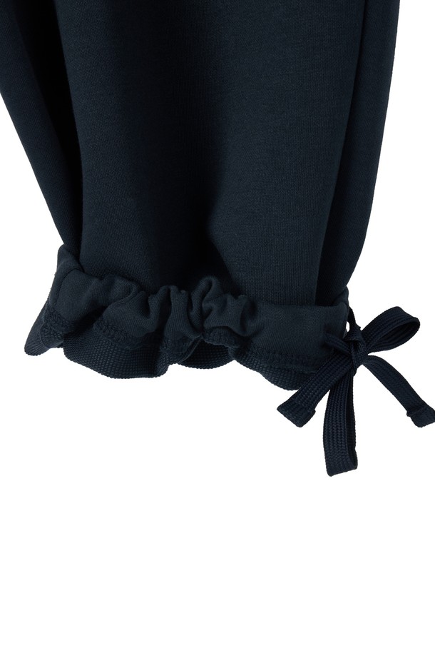 리플렉티브 저지 트라우저 - D/네이비 (P253UPT162)는 봄, 가을 시즌에 적합한 조거핏 긴 바지입니다. 면, 폴리에스터, 나일론 혼방 소재로 제작되어 탄탄한 촉감을 선사하며, 신축성이 있어 편안하게 착용 가능합니다. D/네이비 컬러의 무지 패턴에 루즈핏 디자인으로 스포티, 캐주얼, 미니멀 스타일을 연출합니다. 우븐 배색 포켓, 우븐 패치 디테일, 밑단 스트링, 자전거 자수 포켓, 신축성 허리밴딩 등의 디테일이 돋보이는 제품입니다. 일상, 사이클, 동네 마실룩, 여행룩, 피트니스룩 등 다양한 TPO에 활용할 수 있습니다.
