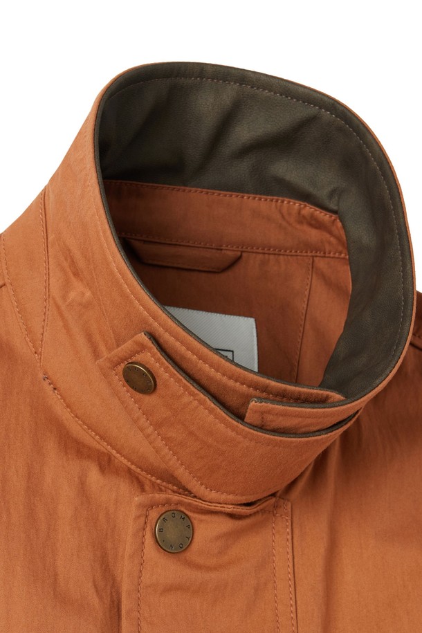 GREENFORD (그린포드) 미디 재킷 - 오렌지 (P253UJK420)는 봄, 가을에 착용하기 좋은 아우터입니다. 도시적인 무드의 세미 오버핏으로, 4포켓 디자인과 허리 스트링 디테일이 특징입니다. 지퍼 여밈 방식으로 간편하게 착용 가능하며, 안감이 없는 홑겹 구조로 가볍게 걸치기 좋습니다. 다양한 이너 제품과 연결 가능한 지퍼가 있어 활용도가 높으며, 면, 나일론, 인조가죽, 폴리에스터 혼방 소재로 제작되었습니다. 동네 마실룩, 산책룩, 여행룩 등 캐주얼, 미니멀, 시티보이 스타일을 연출하기에 적합합니다.
