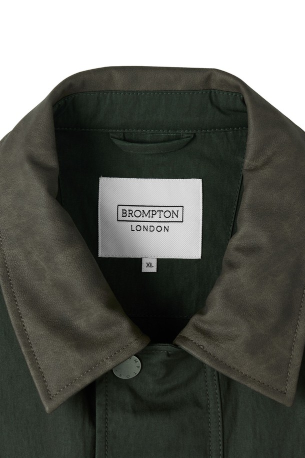 GREENFORD MIDI JACKET - D/GREEN(그린포드 미디 재킷 - D/그린, P253UJK420)은 밀리터리 무드의 캐주얼 스타일 필드 재킷입니다. 봄, 가을, 겨울에 착용하기 좋으며, 오버핏으로 편안한 착용감을 제공합니다. 무지 디자인에 중간 두께감으로 다양한 스타일 연출이 가능합니다. 4개의 실용적인 앞 포켓과 허리 스트링 디테일이 돋보이며, 이너 제품 P254UPD430과 호환되어 더욱 실용적입니다. 동네 마실룩, 여행룩, 가을 나들이룩 등 다양한 TPO에 캐주얼, 클래식, 미니멀 스타일로 활용하기 좋습니다.

