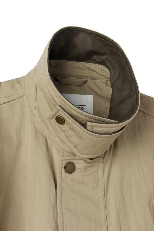 GREENFORD(그린포드) 미디 재킷 - 베이지 (P253UJK420)는 모던하고 클래식한 무드의 헌터 재킷입니다. 봄, 가을에 어울리는 세미 오버핏으로 제작되었으며, 데이트룩과 가을 나들이룩에 적합합니다. 베이지, DIGREEN, 오렌지 3가지 컬러로 출시되었으며, 무지 패턴의 중간 두께 면, 나일론, 합성가죽, 폴리에스테르 혼방 소재를 사용했습니다. 4포켓 디자인과 허리 스트링 디테일, 실용적인 수납이 가능한 단일 레이어 구조의 가벼운 재킷입니다.
