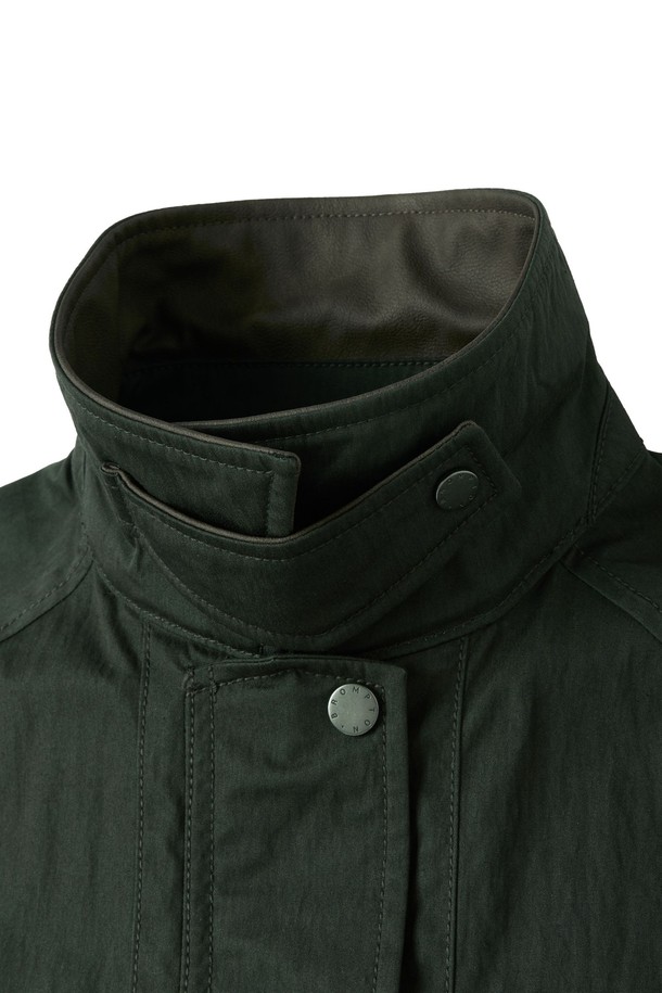 W 그린포드 재킷 (P253WJK420)은 세미 오버핏으로 디자인된 여성용 자켓입니다. 그린, 베이지, 오렌지 세 가지 색상으로 출시되었으며, 봄, 여름, 가을에 착용하기 좋습니다. 면, 나일론, 인조가죽, 폴리에스터 혼방 소재로 제작되어 탄탄한 촉감을 선사하며, 약간 얇은 두께감으로 간절기에 활용하기 좋습니다. 클래식한 무드의 데이트룩, 카페룩, 출근룩에 매치하기 좋으며, 카라 배색과 앞뒤 날개 디테일, 라글란 소매, 어깨선 디자인이 특징입니다.
