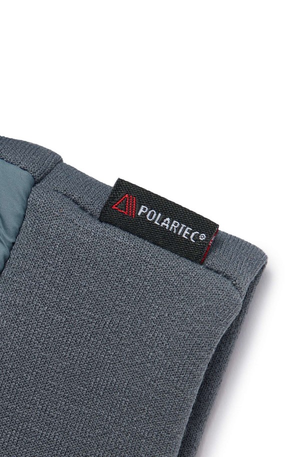 **POLARTEC GLOVES - 블루 (P254AGL110)**

보온성과 방한 기능이 뛰어난 폴라텍 소재의 장갑입니다. 일상생활과 아웃도어 활동 모두에 적합하며, 손가락 분리형 디자인으로 활동성을 높였습니다. 짙은 블루 컬러의 무지 디자인으로 캐주얼, 미니멀, 고프코어 스타일을 연출하기 좋습니다. 겨울철 추위 속에서도 따뜻하고 부드러운 촉감을 선사하는 두꺼운 두께감의 장갑입니다.
