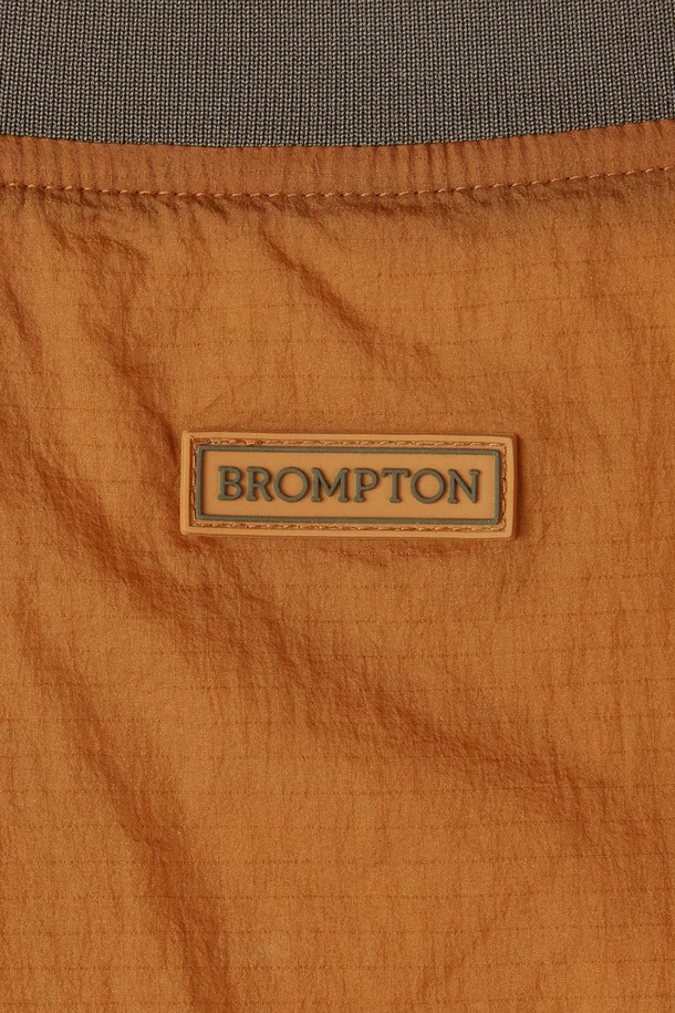 **LIGHTWEIGHT PADDED VEST - 오렌지 (P254MPV130)**

이번 시즌, 당신의 아웃도어 활동과 일상에 활력을 더해줄 남성용 "라이트웨이트 패디드 베스트 - 오렌지"입니다. 가을, 겨울 시즌에 적합하며, 캐주얼 및 스포티한 스타일을 연출할 수 있습니다. 경량 패딩 소재로 제작되어 보온성과 활동성을 동시에 갖췄으며, 무지 디자인으로 어떤 스타일에도 쉽게 매치할 수 있습니다. 레귤러 핏에 집업 방식으로 편안하게 착용 가능하며, 여행, 캠핑, 등산 등 다양한 TPO에 활용 가능합니다. 나일론과 폴리에스테르 혼방 소재로 제작되어 튼튼하고, 두꺼운 두께감으로 추운 날씨에도 따뜻함을 유지해 줍니다. 
