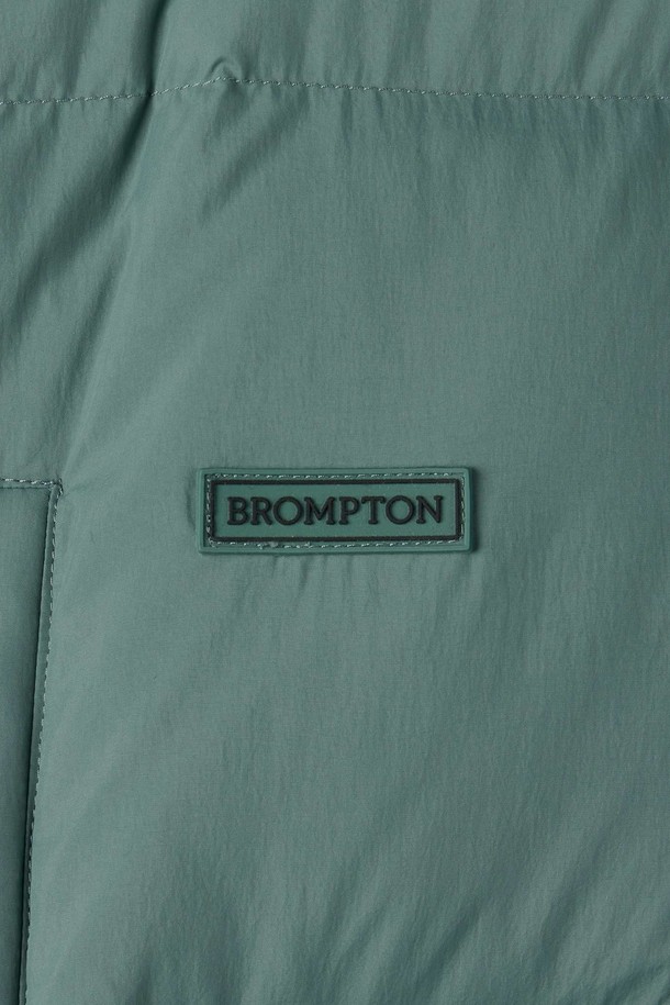 CURVED DOWN - D/민트 (P254UDW138)는 부드러운 촉감의 나일론 소재로 제작된 여성용 패딩 점퍼입니다. 겨울철 보온성을 책임지는 두꺼운 두께감과 오버핏 디자인으로 편안한 착용감을 선사합니다. 크롭 기장에 집업 여밈 방식, 후드와 퀄팅 디테일이 더해져 캐주얼하고 미니멀한 스타일을 연출합니다. 여행룩, 캠핑룩 등 다양한 TPO에 활용 가능한 실용적인 아이템으로, 민트 컬러가 산뜻함을 더합니다.
