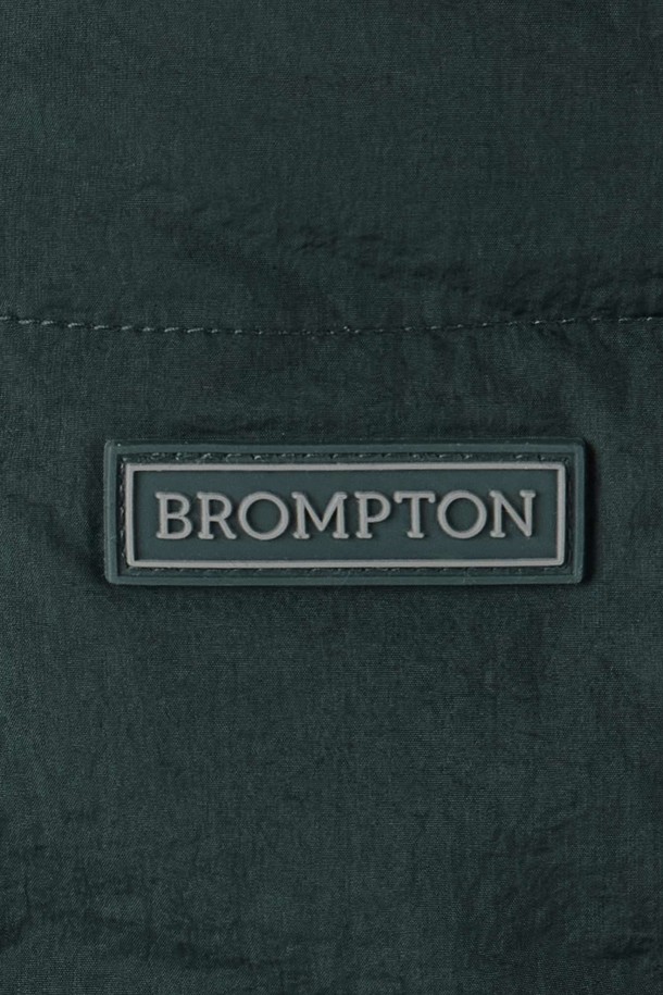 남성용 플리스 점퍼 - 틸 그린(P254UFT135)입니다. 부드러운 플리스 소재로 제작되어 두꺼운 두께감과 뛰어난 보온성을 제공하며, 가을/겨울철 쾌적한 착용감을 선사합니다. 캐주얼, 스포티, 고프코어 스타일을 아우르는 디자인으로, 일상복뿐만 아니라 캠핑룩, 산책룩 등 다양한 TPO에 활용 가능합니다. 레귤러핏에 집업 스타일, 후드와 패치 디테일이 더해져 트렌디한 무드를 연출합니다. 틸 그린 컬러의 무지 디자인으로 어떤 스타일에도 쉽게 매치할 수 있습니다.
