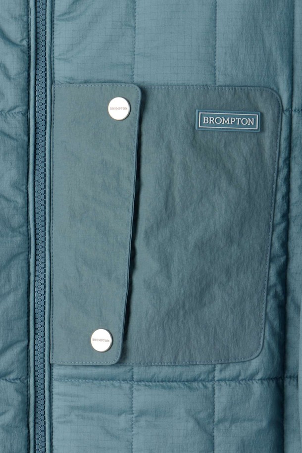 라이트블루 컬러의 SQUARE-QUILTED PADDED 점퍼입니다. 캐주얼, 베이직 스타일로 가을, 겨울철에 따뜻하게 착용하기 좋습니다. 퀼팅 디테일과 후드 디자인이 특징이며, 넉넉한 레귤러핏으로 편안한 착용감을 선사합니다. 집업 스타일로 간편하게 입고 벗을 수 있으며, 두꺼운 두께감과 부드러운 촉감의 폴리에스테르 소재로 제작되었습니다. 캠핑룩, 산책룩 등 다양한 TPO에 활용 가능하며, 미니멀, 클래식 스타일을 선호하는 분들께 추천합니다.
