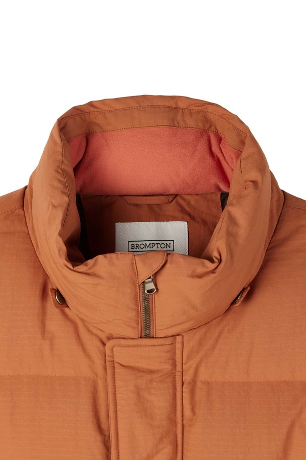 BRITISH CAMPER (브리티시 캠퍼) 미디 다운 점퍼 - 오렌지 (P254MDW452)는 추운 겨울 날씨에도 따뜻하고 스타일리시하게 연출할 수 있는 여성용 다운 점퍼입니다. 캐주얼, 미니멀, 고프코어 스타일을 아우르는 디자인으로, 산책룩이나 캠핑룩에 잘 어울립니다. 오버핏, 두꺼운 두께감, 부드러운 촉감의 나일론 소재를 사용하여 편안한 착용감을 제공하며, 하이넥과 퍼프 소매, 포켓 디테일이 돋보입니다. 숏패딩 스타일의 미디 기장으로, 보온성과 방풍 기능을 갖춰 겨울철 따뜻함을 유지해 줍니다. 
