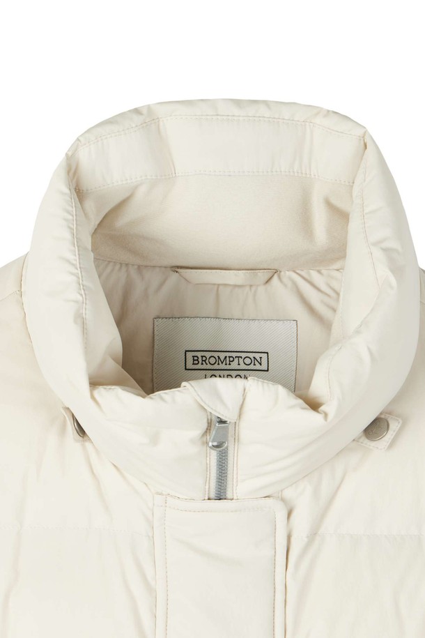 W 브리티시 캠퍼 미디 다운 점퍼 - 아이보리 (P254WDW453)는 여성용 다운 점퍼입니다. 캐주얼하고 베이직한 스타일로, 겨울철 일상에서 따뜻하게 착용하기 좋습니다. 미디엄 기장의 아이보리 컬러 무지 디자인이며, 집업 방식으로 간편하게 입고 벗을 수 있습니다. 부드러운 촉감의 나일론과 다운 소재로 제작되었으며, 후드와 포켓 디테일이 있습니다. 보온과 방풍 기능으로 추운 날씨에도 쾌적하게 활동할 수 있습니다.
