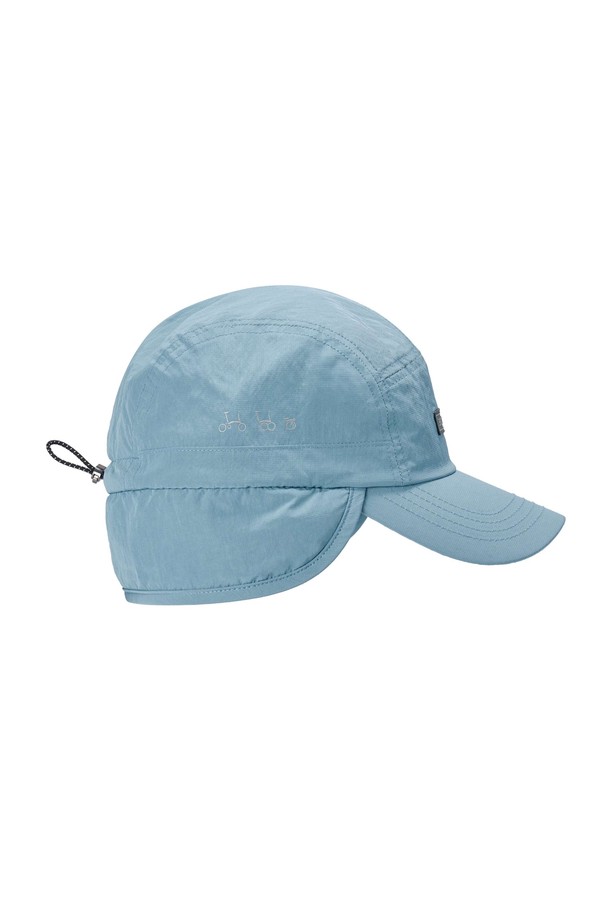 블루 컬러의 이어플랩 캠프캡(EARFLAP CAMP CAP - BLUE (P255AHA110))입니다. 봄, 여름, 가을 계절에 착용하기 좋은 모자로, 가볍고 부드러운 나일론 소재를 사용하여 편안한 착용감을 선사합니다. 깊은 모자 깊이와 중간 챙 넓이로 디자인되었으며, 무지 패턴에 이어플랩 디테일이 더해져 개성 있는 스타일을 연출합니다. 5패널 구조로 제작되었으며, 사이즈 조절이 가능하여 여행룩이나 산책룩 등 다양한 TPO에 캐주얼, 미니멀, 시티보이 스타일을 연출하기 좋습니다.
