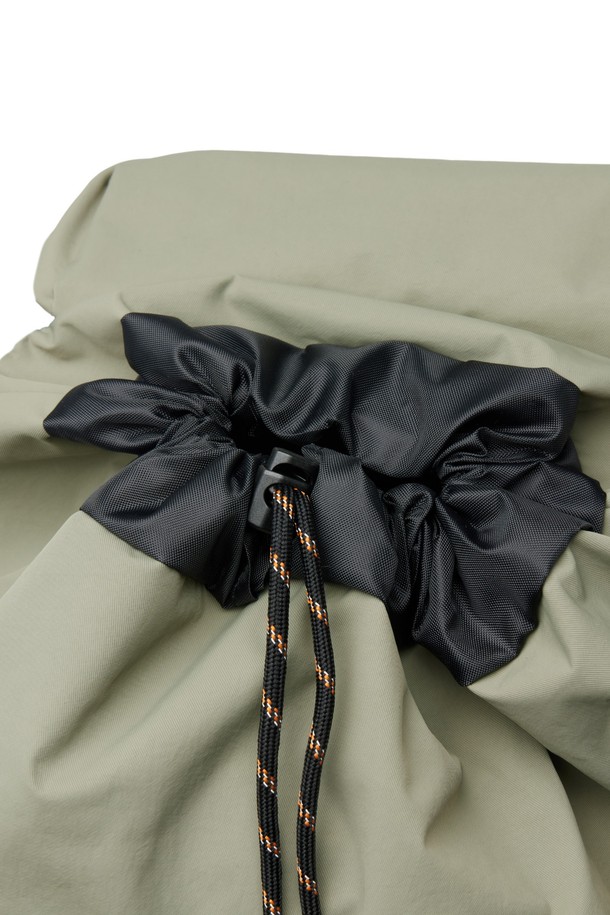 **REFLECTIVE BACKPACK - 카키 (P255ABG101)**

가볍고 실용적인 남녀공용 미디엄 사이즈 백팩입니다. 부드러운 나일론 REGEN 원단을 사용하여 편안한 착용감을 제공하며, 사각 형태에 카키 컬러, 무지 패턴으로 미니멀한 스타일을 연출합니다.  반사 기능과 방수 기능이 있어 일상 및 아웃도어 활동에 적합하며, 탈착 가능한 체스트 벨트와 양 사이드 메쉬 물병 포켓, 내부 노트북 포켓, 전면 투포켓, 앞포켓 내부 브랜드 포켓 등 다양한 수납공간을 갖추고 있습니다. 캐주얼, 미니멀, 고프코어 스타일의 여행룩을 완성해보세요.
