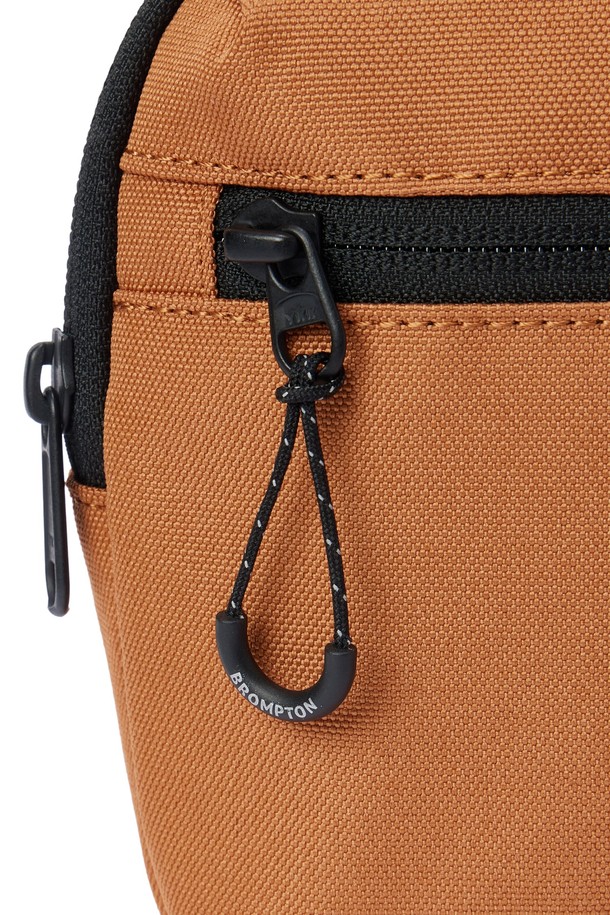 BICYCLE 미니백 - 오렌지 (P255ABB150)는 남녀 모두에게 잘 어울리는 미니백입니다. 나일론과 폴리에스터 소재로 제작되어 내구성이 뛰어나며, 얇은 두께와 사각 형태의 디자인이 특징입니다. 오렌지 컬러에 리플렉티브 로고와 메쉬 포켓으로 포인트를 주어, 캐주얼, 미니멀, 스포티한 스타일을 연출하기 좋습니다. 패커블 기능과 넉넉한 수납 공간, 체스트 벨트, 그리고 트렌디한 디자인으로 야외 활동, 일상, 액티브한 활동에 적합합니다. 지퍼형 잠금 방식이며, 신축성은 거의 없습니다.
