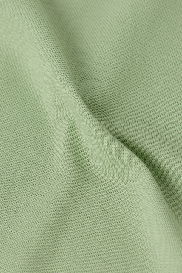 브롬톤 바이시클 그래픽 티셔츠 - A/민트 (P252UTS439)는 산뜻한 민트 베이지 컬러의 공용 티셔츠입니다. 여름철 일상룩에 적합하며, 헤리티지 스타일의 그래픽 프린트가 특징입니다. 앞면 포켓 디테일과 뒷면 브롬톤 매뉴얼 프린트가 돋보이며, 릴렉스 핏과 부드러운 면 소재로 편안한 착용감을 선사합니다. 데님, 치노 팬츠, 쇼츠 등과 매치하여 개성 있는 스타일을 연출하거나 단품 또는 레이어드하여 다채롭게 활용할 수 있습니다. 특히, 동네 마실룩, 여행룩, 휴가룩에 캐주얼, 클래식, 미니멀한 무드를 더해줍니다.
