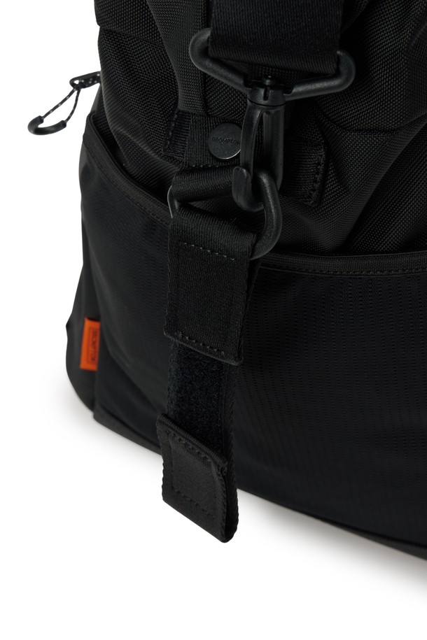 브롬톤 트래블 백 (BROMPTON TRAVEL BAG) - 블랙 (P255ABB151)은 일상과 레저, 자전거 활동에 모두 적합한 가방입니다. 블랙과 그레이 컬러, 미디엄 사이즈로 출시되었으며, 나일론과 폴리에스테르 소재를 사용하여 내구성이 뛰어납니다. 사각 모양에 브롬톤 로고 버클과 오렌지 라벨 포인트가 돋보이며, 벨크로형 잠금 방식으로 편리하게 사용할 수 있습니다. 15.7L의 넉넉한 볼륨으로 헬멧 수납이 가능하며, 크로스백과 토트백으로 활용 가능한 실용적인 디자인입니다.
