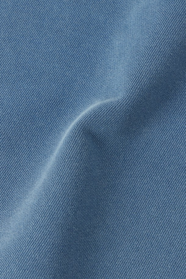 피그먼트 프린트 스웨트셔츠 - 블루는 캐주얼, 미니멀, 스트리트 스타일을 즐기는 분들을 위한 오버핏 스웨트셔츠입니다. 봄, 여름, 가을, 겨울 사계절 내내 활용 가능한 아이템으로, 일상생활에서 편안하게 착용할 수 있습니다. 래글런 숄더라인과 헤비 저지 원단으로 제작되어 편안한 착용감을 선사하며, 라운드넥 디자인으로 어떤 스타일에도 잘 어울립니다. 두꺼운 두께감과 피그먼트 프린트 디자인, 소매 포인트 라벨이 특징이며, 집콕룩, 겨울 데일리룩, 산책룩 등 다양한 TPO에 맞춰 스타일링할 수 있습니다.
