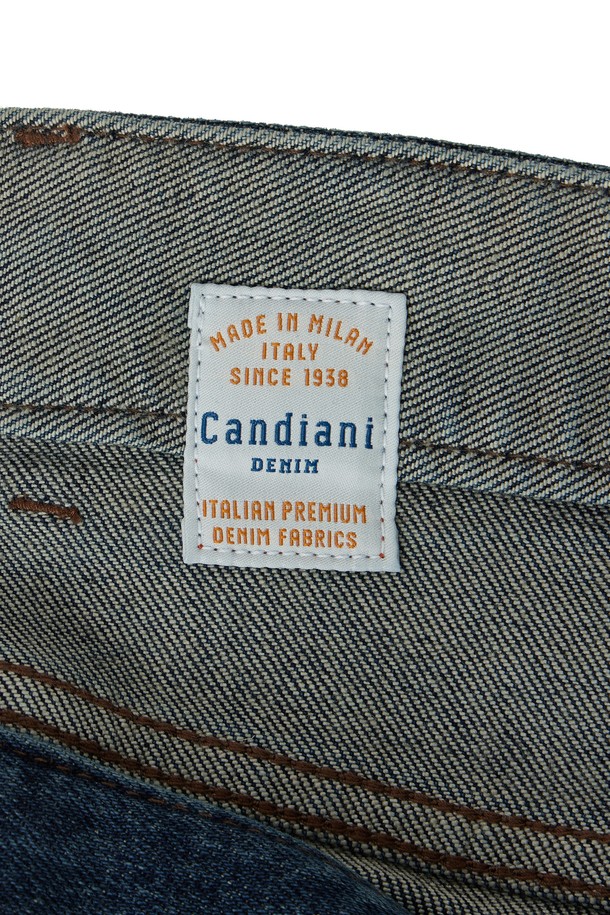 **칸디아니 데님 트라우저 - D/블루 (P253MDP462)**

칸디아니 데님 원단을 사용하여 제작된 데님 팬츠입니다. 가먼트 워싱 처리를 통해 자연스러운 색감과 부드러운 촉감을 선사합니다. 레귤러핏으로 편안한 착용감을 제공하며, 다양한 스타일링에 활용하기 좋습니다. 후면 안감과 포켓에 오렌지 컬러 1975 자수 디테일로 포인트를 더했습니다. 출근룩부터 데이트룩까지, 캐주얼하고 클래식한 스타일을 연출해보세요.
