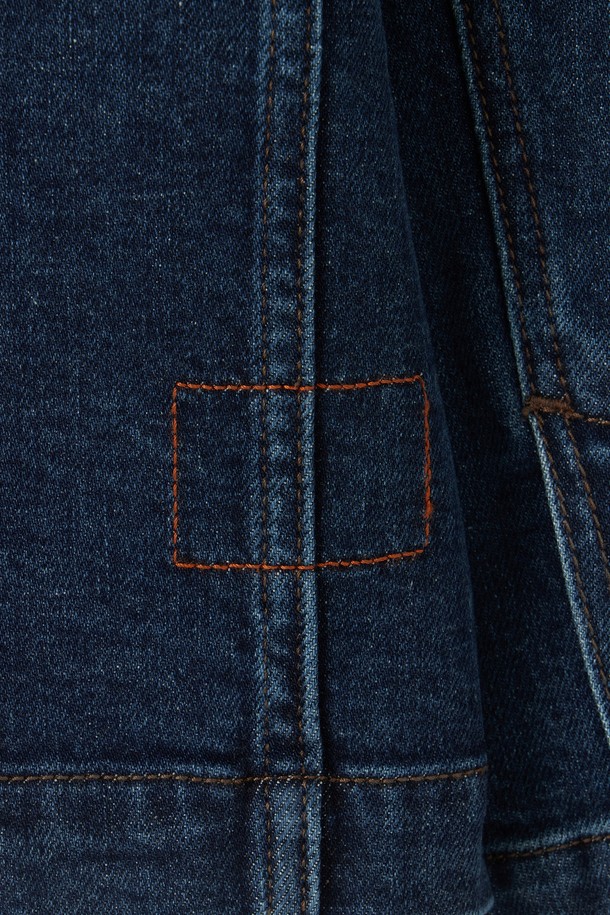 CANDIANI 데님 재킷 - D/BLUE(P253MJK462)는 세미 오버핏으로 제작된 공용 데님 재킷입니다. 약간 두꺼운 두께감의 면 99%, 폴리우레탄 1% 혼방 소재로 제작되어 봄, 가을, 겨울 다양한 계절에 활용 가능합니다. 디블루 컬러의 무지 디자인으로 캐주얼, 워크웨어 스타일 연출에 용이하며, 비대칭 포켓, 오렌지 컬러 1975 자수 포인트, 커버올 자켓 스타일이 특징입니다. 캠톤 버튼에 브랜드 로고가 각인되었으며, 프리미엄 칸디아니 원단을 사용하여 제작되었습니다. 데일리룩, 산책룩, 여행룩 등 다양한 TPO에 활용하기 좋은 아이템입니다.
